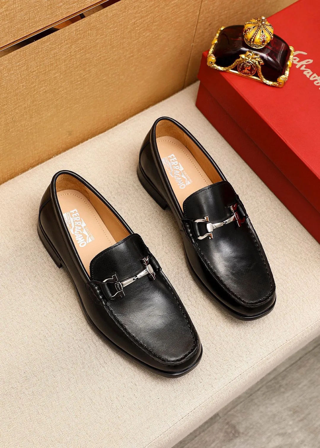 Men's shoes💰480💰 Product trademark: Ferragamo "Ferragamo" casual leather shoes Regular size: 38-44 (45🉑️customized) Product materials: Selected imported first-layer calfskin upper + original hardware buckle, imported water-dyed cowhide leather lining. Strong three-dimensional visual effect, rubber outsole Color: 1⃣️color optional